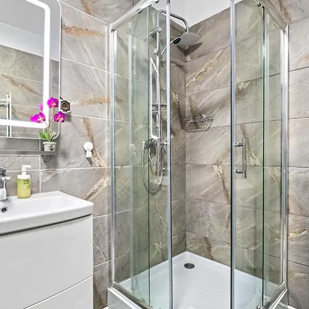 Crystal Bay - Pool & Apartament *