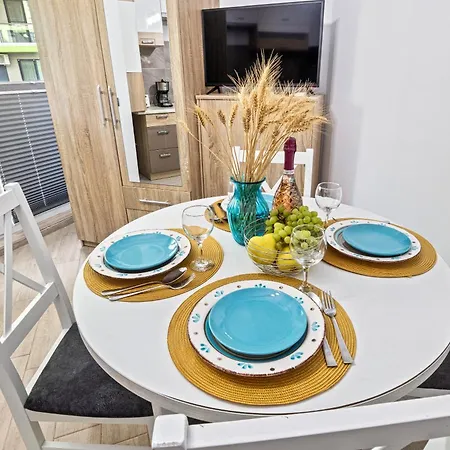 Crystal Bay - Pool & Apartament *