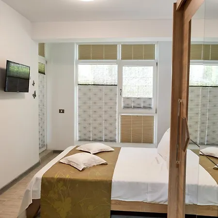 Crystal Bay - Pool & Apartament *