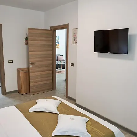 Crystal Bay - Pool & Apartament