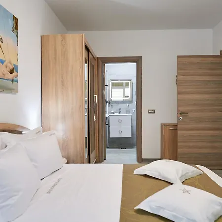 Crystal Bay - Pool & Apartament *