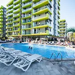 Crystal Bay - Pool & Apartament Năvodari