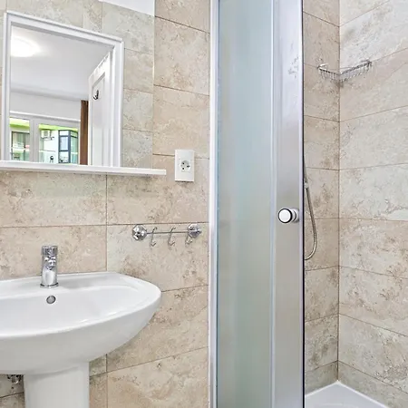 Crystal Bay - Pool & Apartment