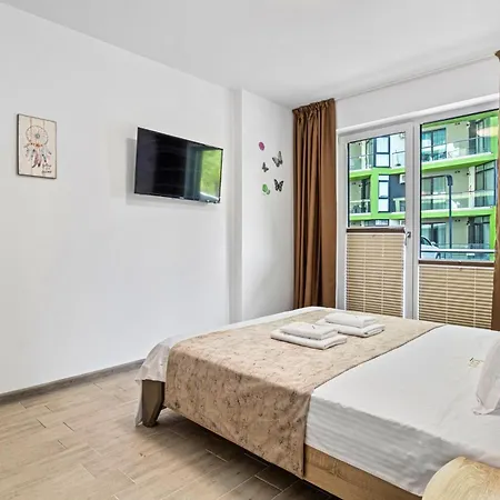 Crystal Bay - Pool & Apartment Năvodari