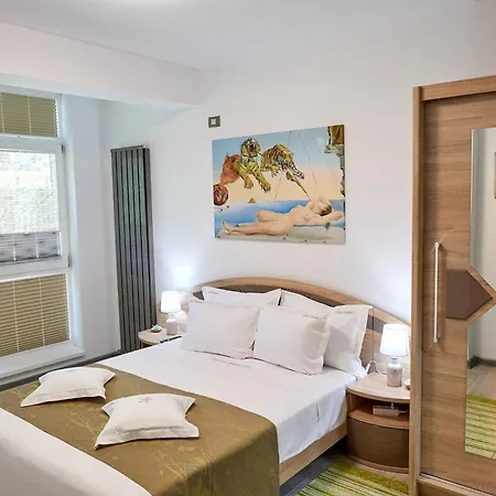 Crystal Bay - Pool & Apartment