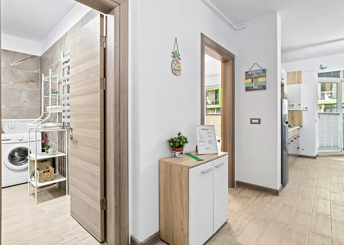 Crystal Bay - Pool & Apartment