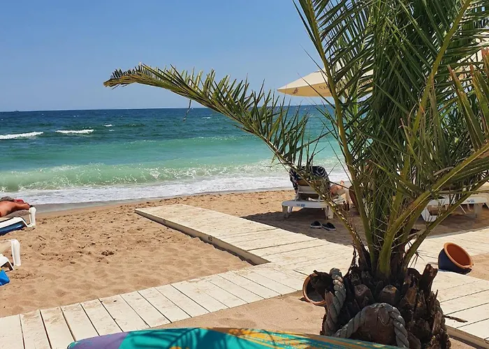 Crystal Bay - Pool & Apartment Năvodari